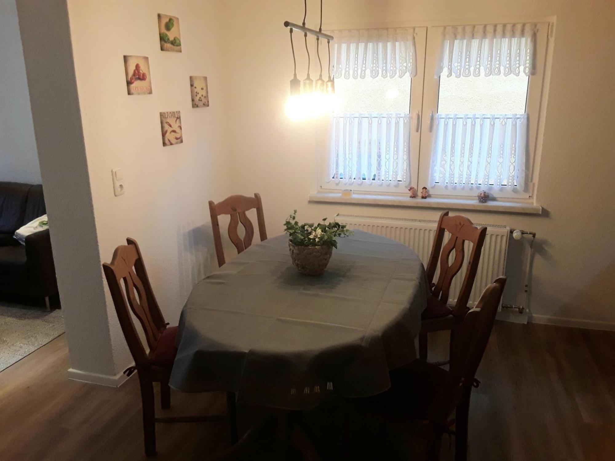 Apartment 70 , Rhoen , Ortsmitte , Frisch Saniert , Gaestehaus Mierdel *